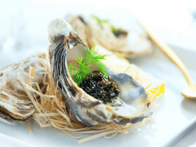 Sự kết hợp giữa trứng cá tầm Caviar và hàu