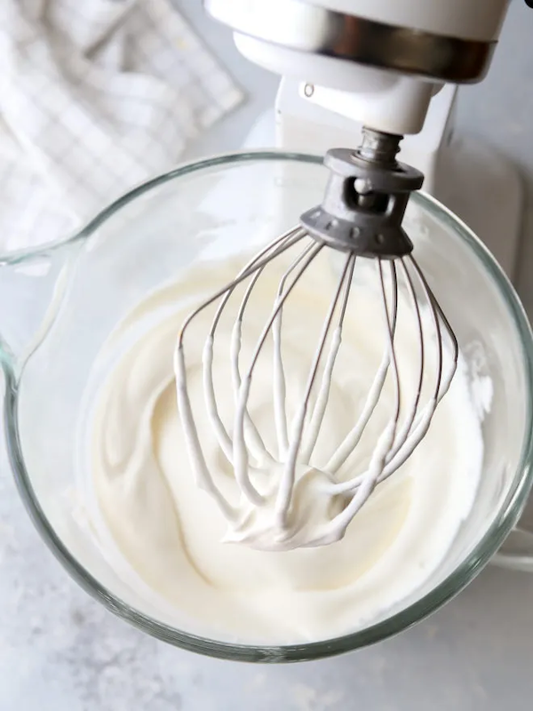 Làm Whipping Cream bằng máy đánh trứng